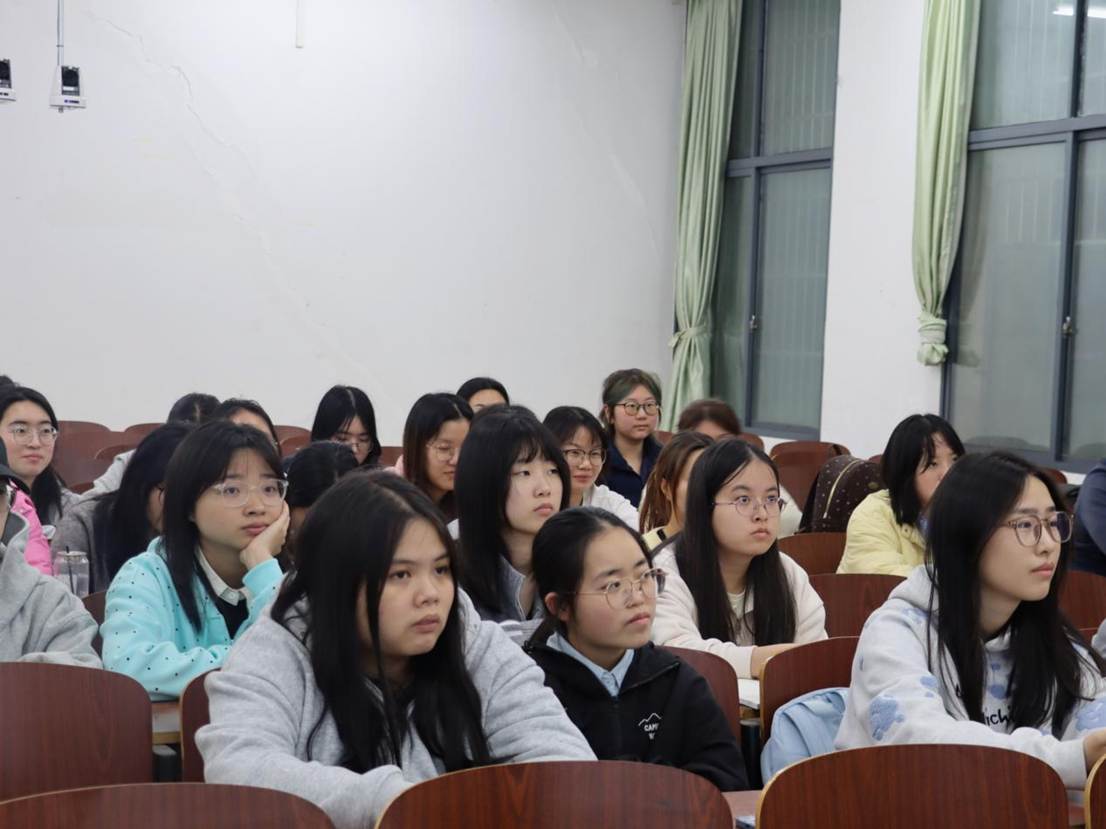 同学们认真听讲 