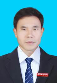 穿着西装的男人描述已自动生成